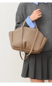 Vue détaillée du sac cabas kaki élégant, montrant un design plissé unique et de doubles poignées.
