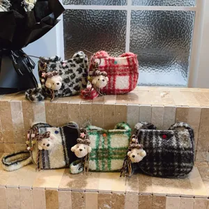 Winter new retro lamb wool plaid tweed crossbody handbag for women, cute plush shoulder bag.