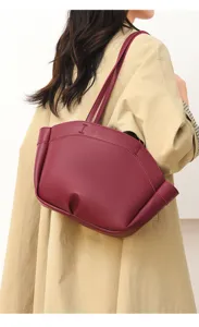 Élégant sac à bandoulière en cuir bordeaux, grand cabas idéal pour le travail et le quotidien.