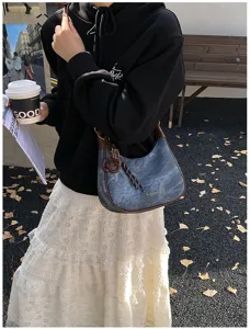 Vista di dettaglio ravvicinata della borsa a spalla hobo vintage da donna, stile trendy.