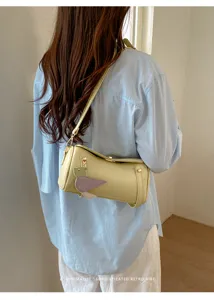 Borsa a tracolla cilindrica minimalista da donna, elegante borsa retrò con ciondoli graziosi.