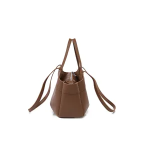 Sac cabas en cuir PU marron détail latéral avec fermeture éclair lisse et poignées solides.