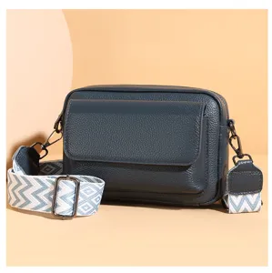 Bolso cruzado de cuero gris oscuro detalle, correa ancha estampada, múltiples bolsillos.