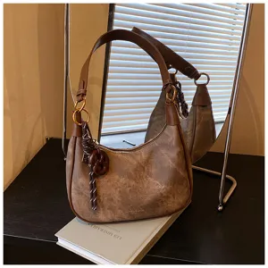 Primo piano sulla texture chic e sul grazioso dettaglio di questa borsa marrone.