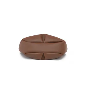 Élégant sac à main plissé en cuir marron, accessoire tendance pour femme au quotidien.