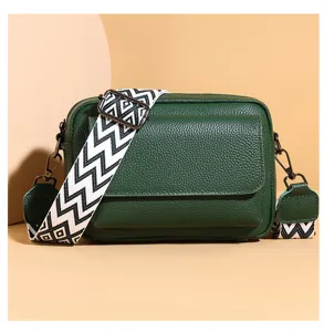 Bolso cruzado de cuero verde de moda con correa ancha estampada y bolsillos múltiples.