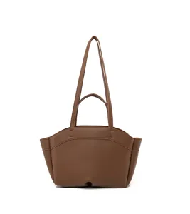 Détail du sac bandoulière en cuir PU marron, design multi-anses élégant et spacieux.
