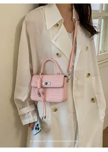 Bolso de mano mini tejido rosa elegante bolso de hombro cruzado con cierre giratorio metálico.