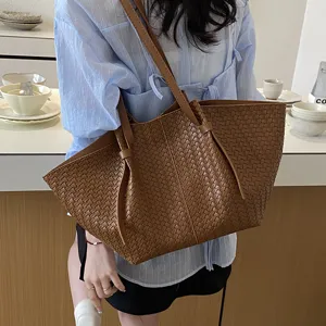 Women brown woven tote bag large capacity fashion single shoulder handbag for daily use detail view