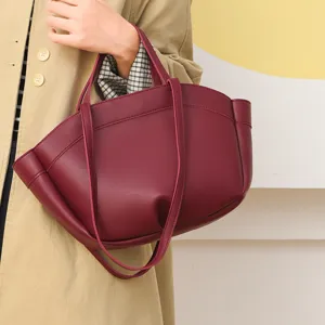 Élégant sac cabas grand format en cuir PU bordeaux, sac à épaule tendance pour femmes.