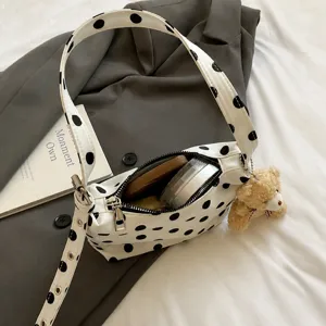 Vista detallada del bolso de hombro con lunares de moda para mujer, diseño chic y gran capacidad.