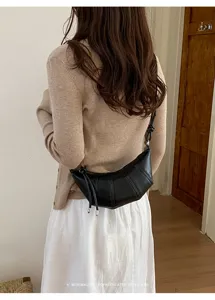Minimalist black croissant crossbody bag, chic retro crescent dumpling shoulder bag for commute.