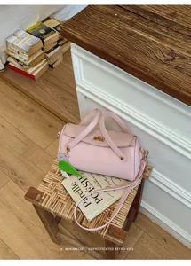 Elegante borsa a tracolla cilindrica rosa con grazioso ciondolo a carota per tutti i giorni.