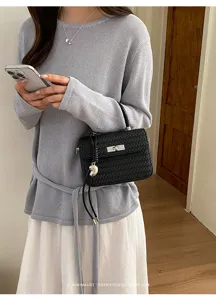 Elegante bolso de mano tejido para mujer, moderno bolso cruzado de color sólido.