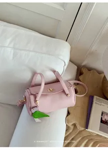 Elegante borsa a tracolla rosa cilindrica stile retrò con grazioso ciondolo uccello.