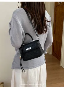 Chic bolso de hombro tejido negro para mujer, elegante bolso cruzado pequeño con cierre.