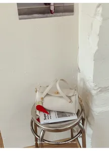 Borsa a tracolla bianca in stile retrò minimalista, piccola borsa elegante per l'estate.