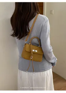 Bolso bandolera de cuero tejido retro coreano con asa y cierre giratorio elegante.