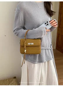 Bolso de mano trenzado elegante con diseño retro sofisticado, estilo diario con clase.