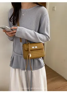 Bolso bandolera tejido para mujer, elegante bolso de hombro retro con cierre de metal y diseño elegante.
