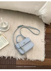 Bolso bandolera tejido azul claro, bolso retro minimalista de mujer con asa superior.