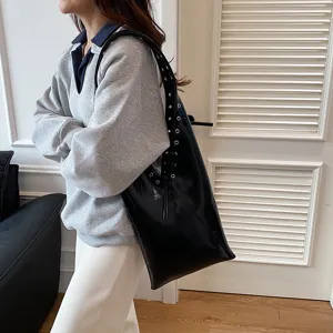 Vintage oil wax leather shoulder tote bag for women large capacity rivet underarm bag