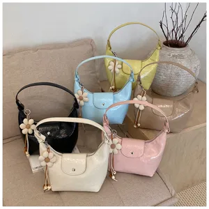 Borsa a spalla donna in ecopelle PU alla moda con ciondolo fiore per lavoro.