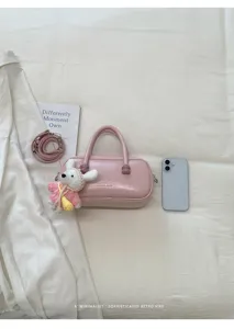 Sac à main bowling rose chic pour femmes avec joli pendentif lapin, sac bandoulière élégant.