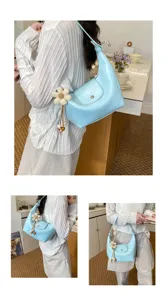 Borsa a tracolla hobo azzurro casual con grazioso ciondolo a fiore, elegante borsa a sacco per donna.