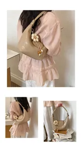 Borsa dumpling casual in pelle verniciata minimalista, elegante borsa a tracolla con perle.