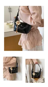 Borsa a spalla hobo elegante in vernice nera con dettaglio di ciondolo a fiore carino per donna.