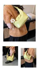 Borsa a tracolla dumpling casual in pelle PU gialla con grazioso ciondolo a fiore.