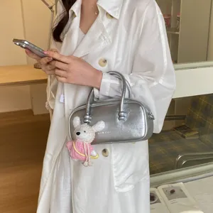 Chic sac à main bowling argenté pour femme, sac porté épaule tendance avec charm lapin mignon.