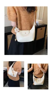 Borsa a tracolla dumpling in ecopelle bianca borsa casual giornaliera con ciondolo floreale
