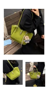 Sac cabas épaule en suédine verte pour femme, grand sac fourre-tout tendance avec petit ours.