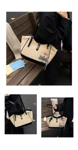 Vue détaillée du sac cabas beige en suédine avec anses noires et pendentif en peluche.