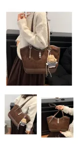 Sac cabas marron en daim avec pendentif ours, grand sac épaule élégant et décontracté.