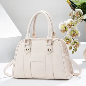 Sac à main coquillage grain litchi beige, élégant cabas de navetteur avec quincaillerie métal.