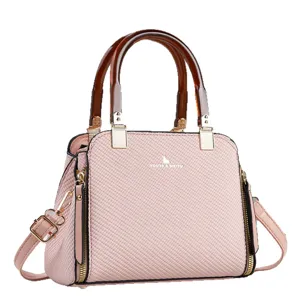 Sac à bandoulière texturé tissé rose avec poignée en résine marron et matériel doré élégant