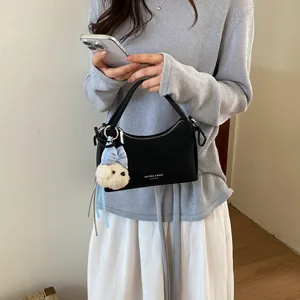 Women fashion black leather handbag minimalist commuter shoulder messenger bag for daily use.