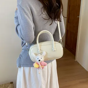 Sac à main bowling blanc élégant pour femme, sac porté épaule chic avec pendentif lapin.