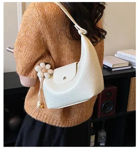 Chic borsa a tracolla a mezzaluna in vernice bianca borsa dumpling casual con ciondolo a fiore