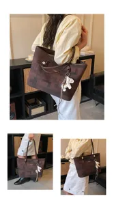 Vista dettagliata della borsa tote a quadri marrone con ciondolo pony bianco e capienza.