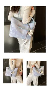 Borsa tote geometrica blu elegante con grazioso ciondolo cavallo per uso quotidiano.