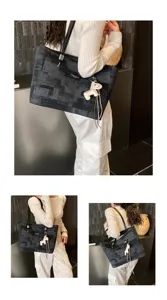 Vista dettagliata della borsa patchwork con ciondolo a cavallo, stile spalla elegante per lavoro.
