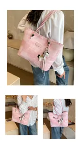 Dettaglio borsa shopper a quadri rosa con comoda spalla e ciondolo a forma di cavallo.