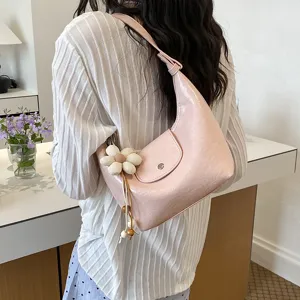 Borsa a tracolla hobo in pelle verniciata rosa con ciondolo floreale elegante borsa a dumpling