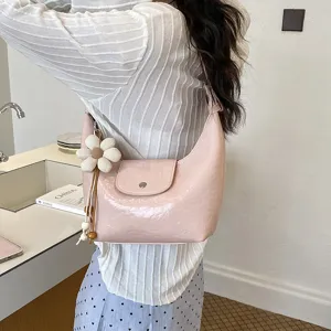 Borsa a spalla rosa hobo dumpling da donna, borsa in ecopelle casual con ciondolo a fiore.