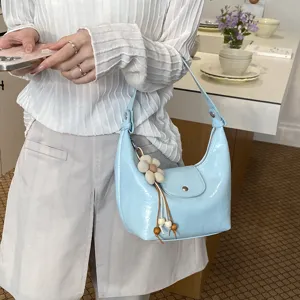Borsa a tracolla hobo azzurro chiaro da donna, borsa dumpling chic con ciondolo floreale.