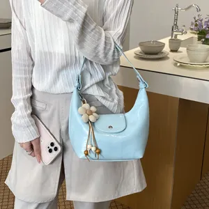 Borsa a tracolla hobo in vernice azzurro chiaro con grazioso ciondolo a fiore, chic casual.
